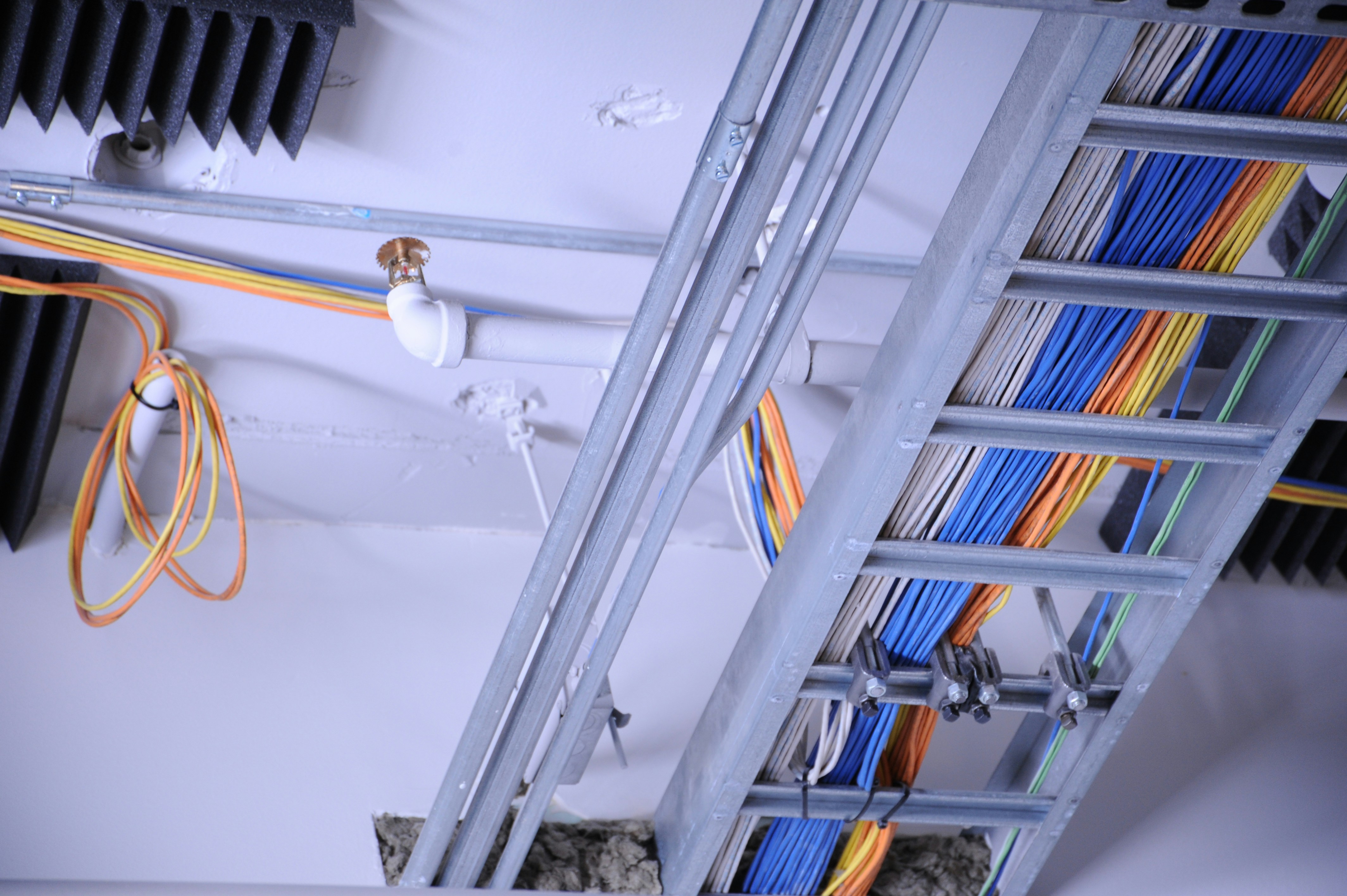 Bandeja portacables con cableado estructurado